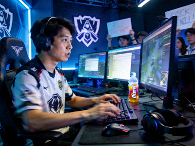 电竞选手在比赛现场专注操作设备的场景