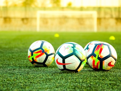 足球运动员在绿茵场上激烈拼抢的瞬间