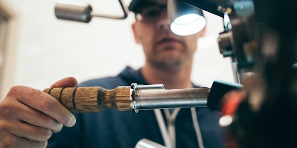 球迷们在线上社区热烈讨论比赛的虚拟场景