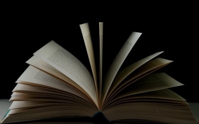 记者正在报道体育新闻发布会的现场